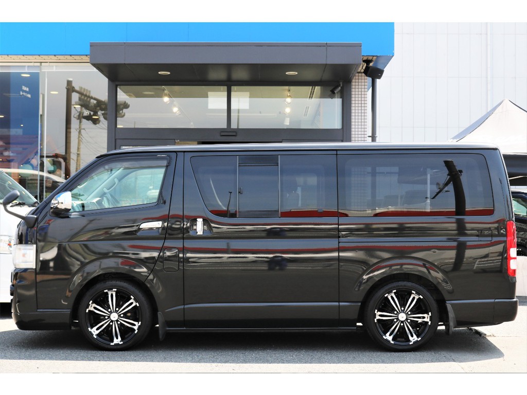 ハイエースバンですので両側スライドドアで人も荷物も乗り降り楽々です！