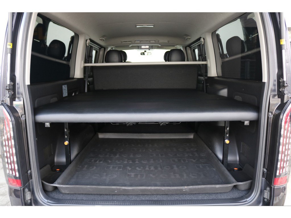 ハイエースの広い荷室空間を活用したベッドキット装着済み！ゆっくり快適なハイエースライフをお楽しみ頂けます！