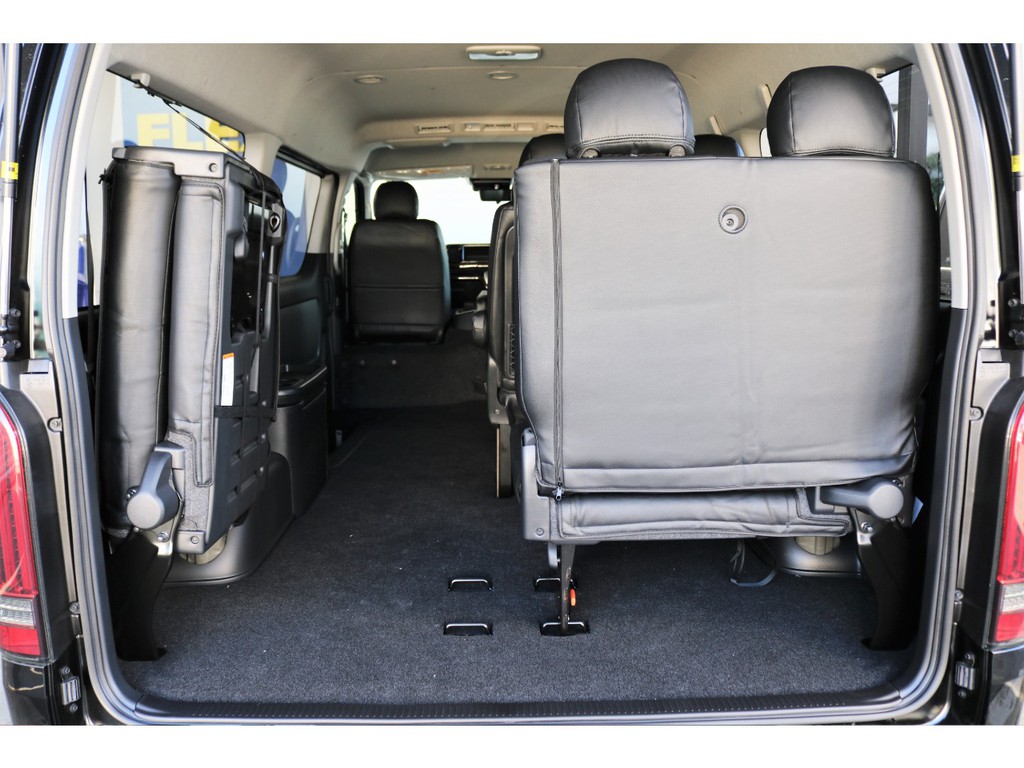 もちろん片側だけでも跳ね上げ可能！乗車人数に合わせて臨機応変にご利用いただけます。
