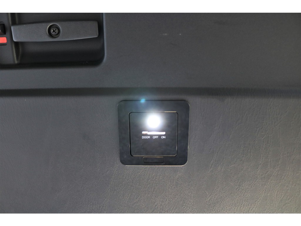 バッグドアトリムに埋め込み式のLEDランプ。ラゲージスペースと足元を明るく照らし、夜間の作業性を格段に向上させます。