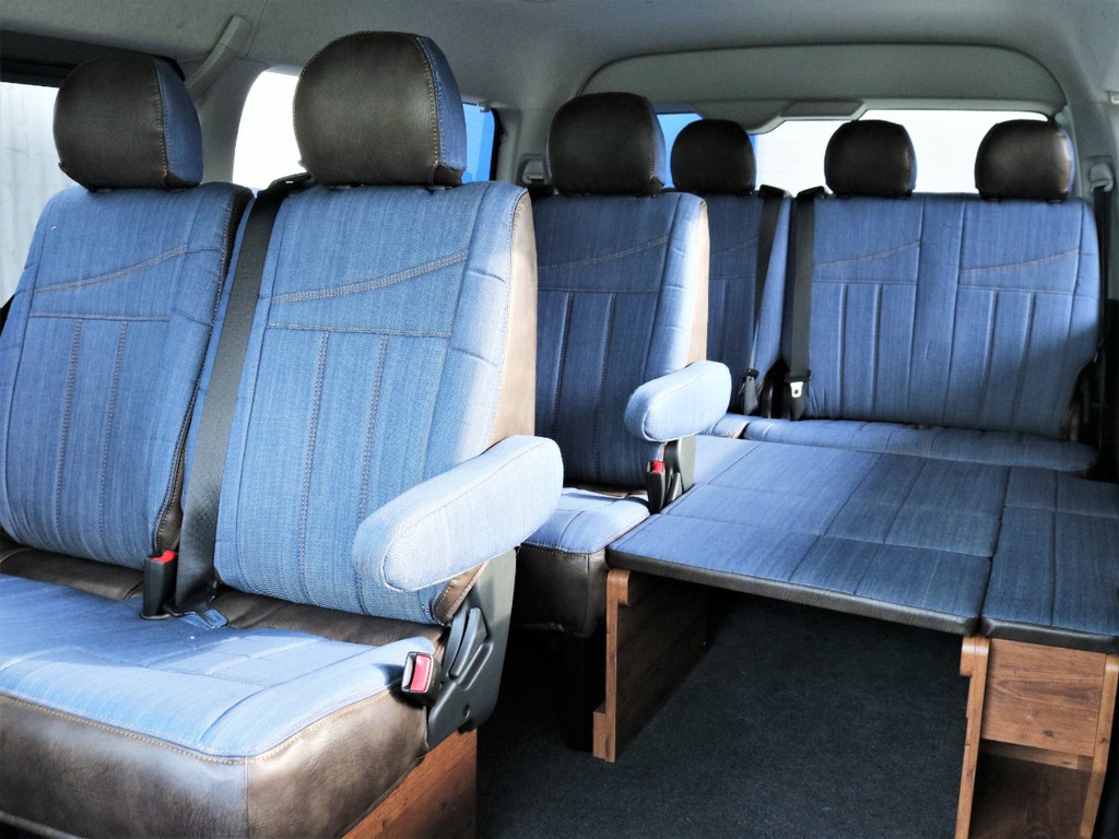 後席シートもデニム調シートカバーが装着されており、車内がカジュアルな印象となっております！！