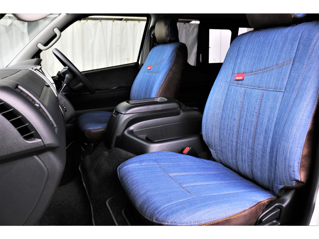 運転席側、助手席側ともに、FLEXオリジナルシートカバー（デニム調）が装着されておりカジュアルでおしゃれな車内となっております！！