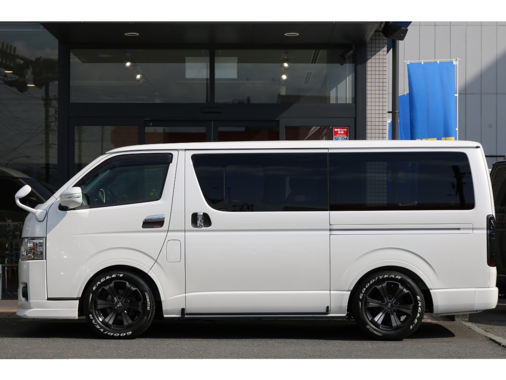 両側手動スライドドアとなっております！車中泊や、お子さん達に人気の小窓付き！