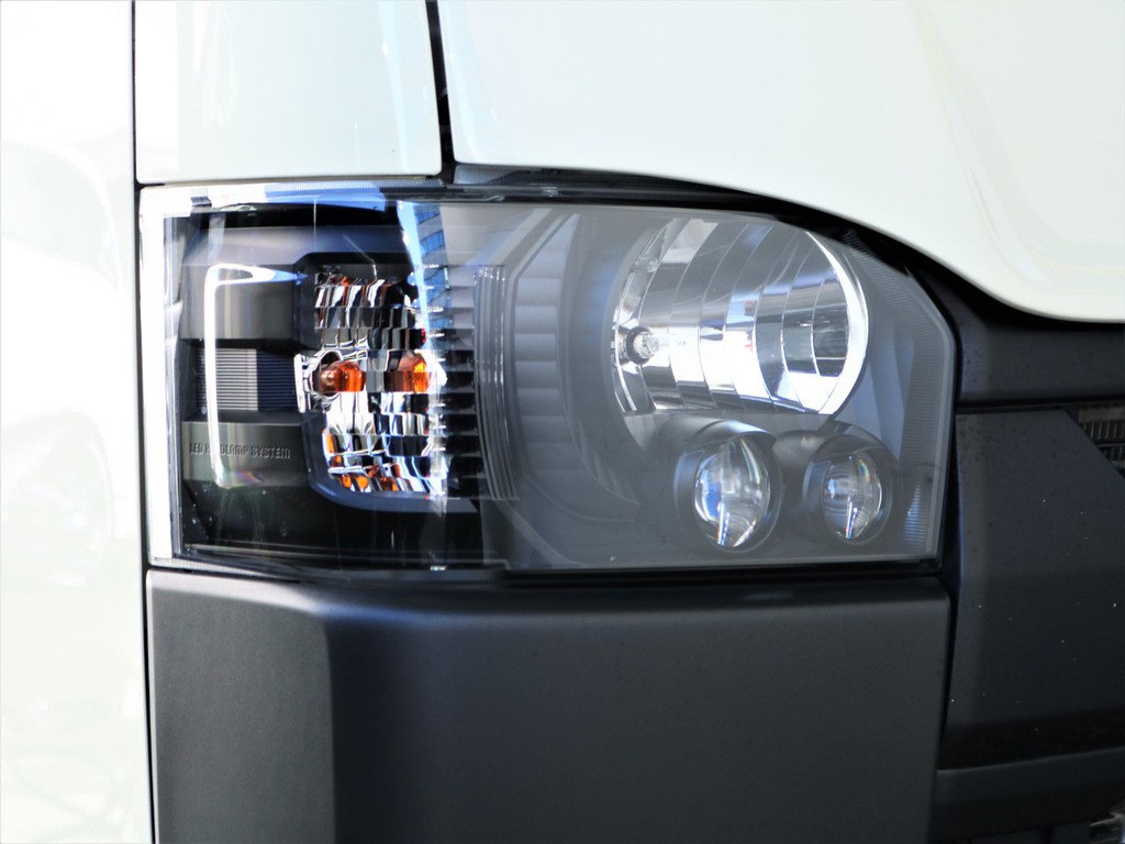 LEDヘッドランプはインナーブラック塗装されており、統一感のある表情が印象に残ります！！