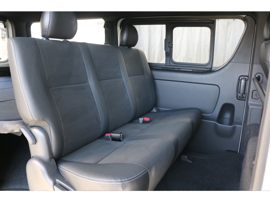 リアシートもハーフレザーです！前方に跳ね上げが可能で荷室を更に広くお使い頂けます！
