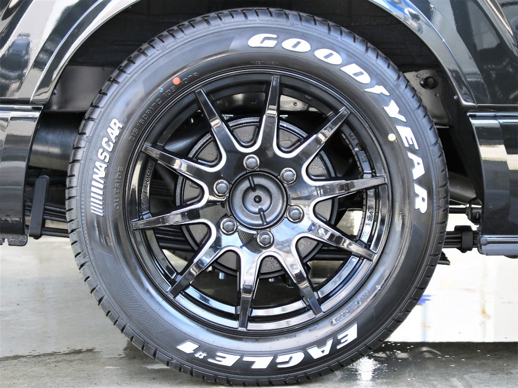 XC1017インチアルミホイールとグッドイヤーナスカー17インチタイヤ装着しております！
