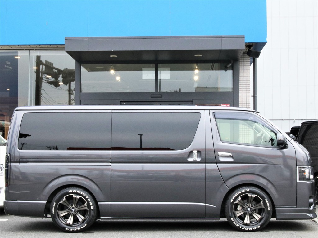 リアフィルム施工済みですので、リア部分は外から見えず車中泊や、お着換えなどに最適です！