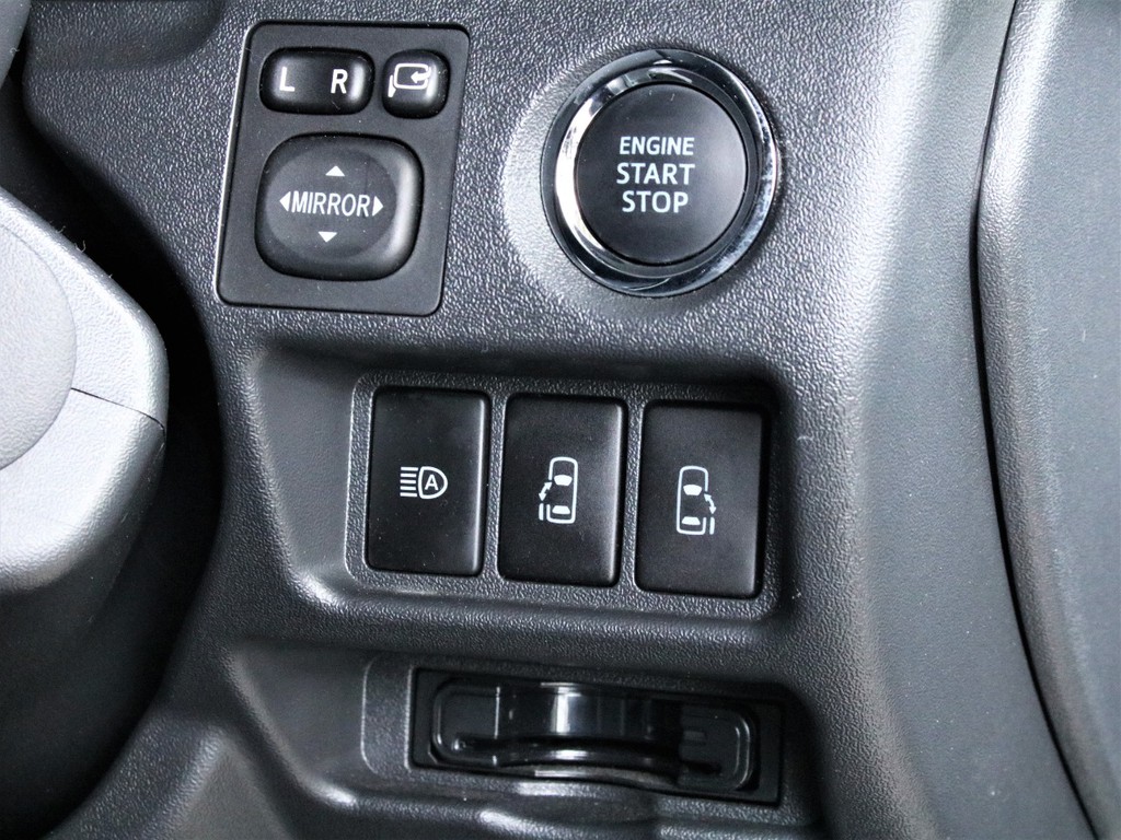 標準装備のエンジンプッシュスタート＆メーカーオプションのパワースライドドアを装備