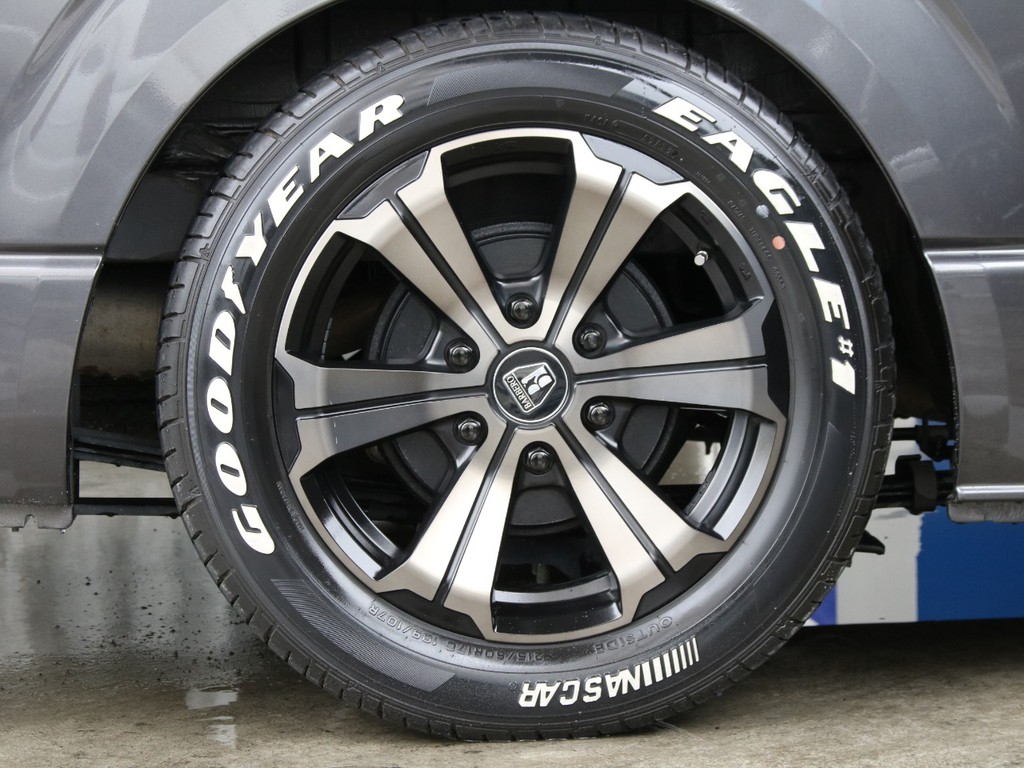 FLEX限定カラーバルベログランデ17インチアルミホイール＆ナスカータイヤセットを装備！ボディカラーとマッチしたセットとなっております。