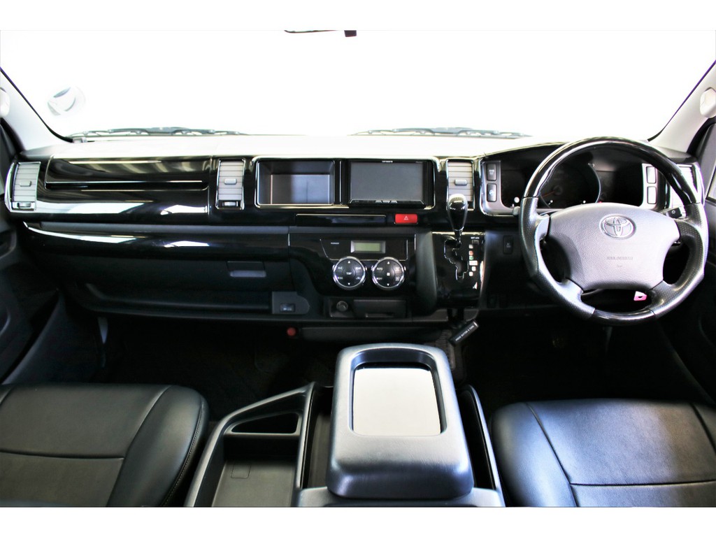 運転席周りはパネルを装着しておりますので、高級感があります！