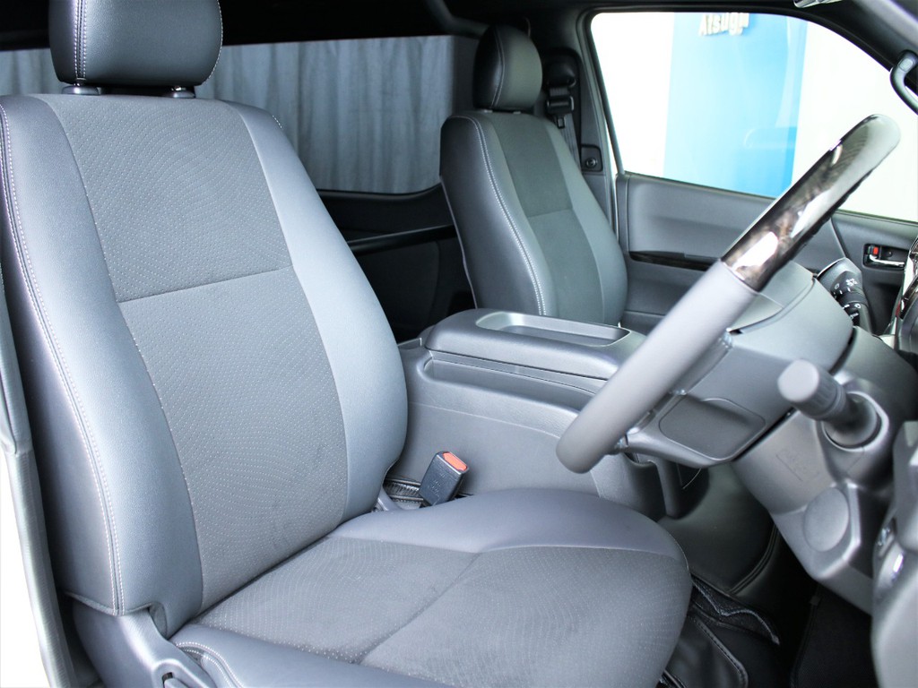 特別仕様車ならではのハーフレザーコンビシート！座り心地も良いです！