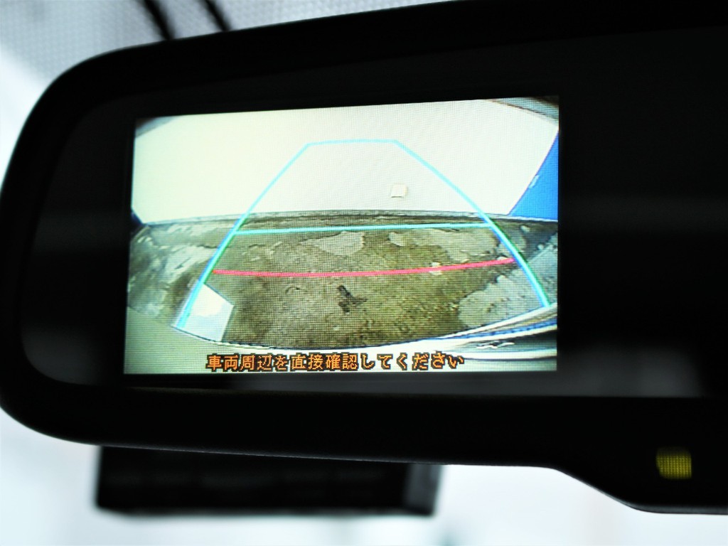 メーカーオプションの自動防眩ミラーを搭載しておりますので、駐車の際も車両後方の安全を確保できます！