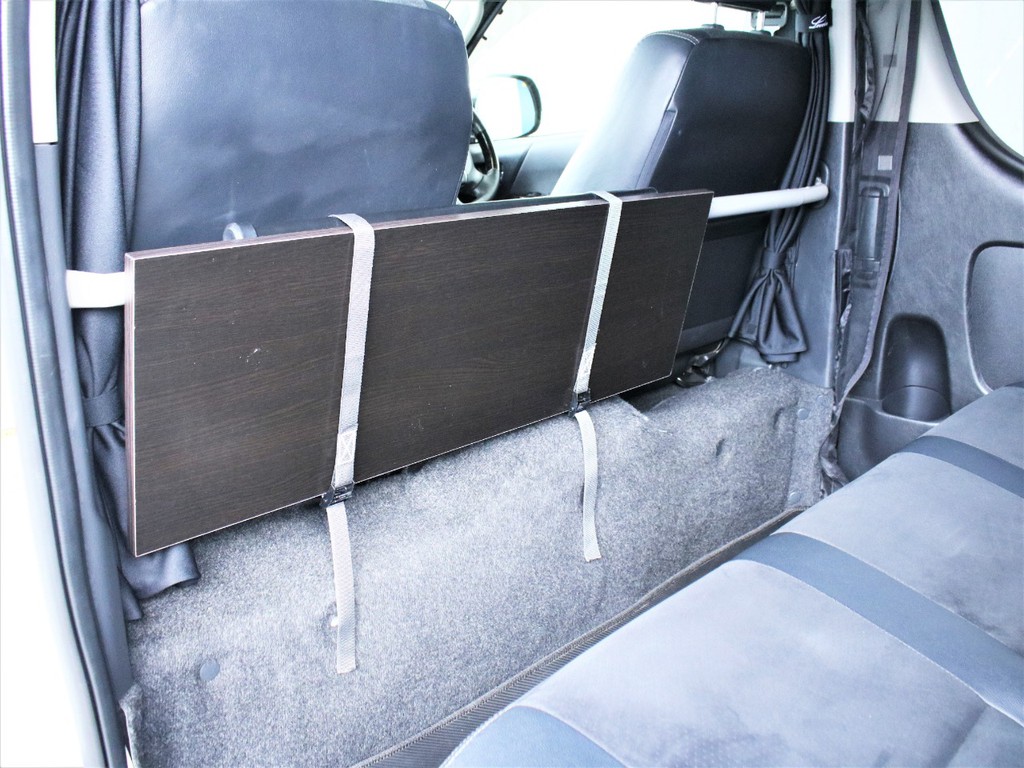 2列目シート前方には格納可能な、テーブルが搭載されております。