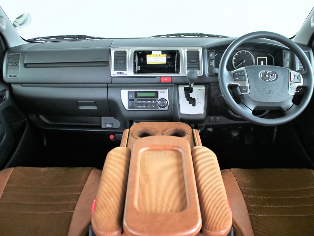 すっきりした印象のダッシュ廻り！※新品7インチＳＤナビ装着予定！車両代に含まれております