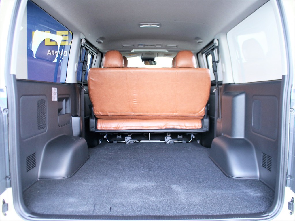 ハイエースバンならではの広大な荷室空間となっております！
