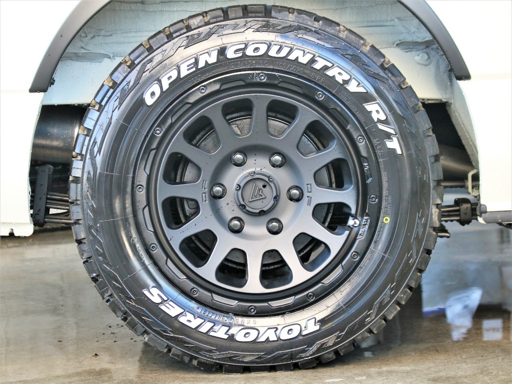 デルタフォース１６インチアルミホイールとオープンカントリー１６インチタイヤのセットでオフロード感をましております。