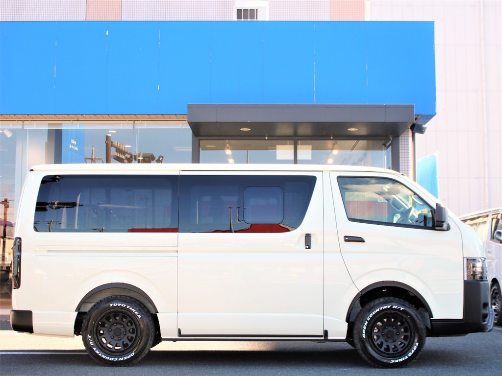 当店でも人気の、手動スライドドアを起用しております。小窓も装備しておりますので、車中泊の際も役立ちます。