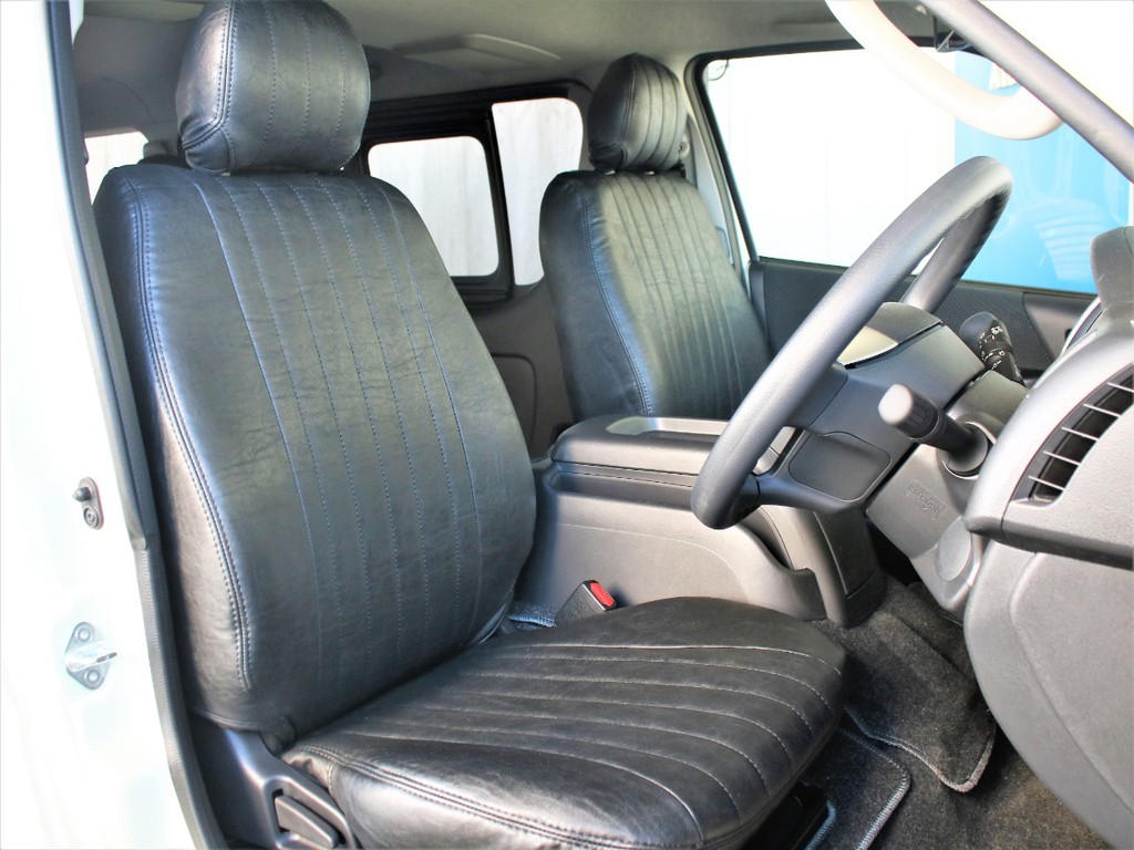 運転席、助手席にはフレックスオリジナルクラッシックシートカバーを装備しております。