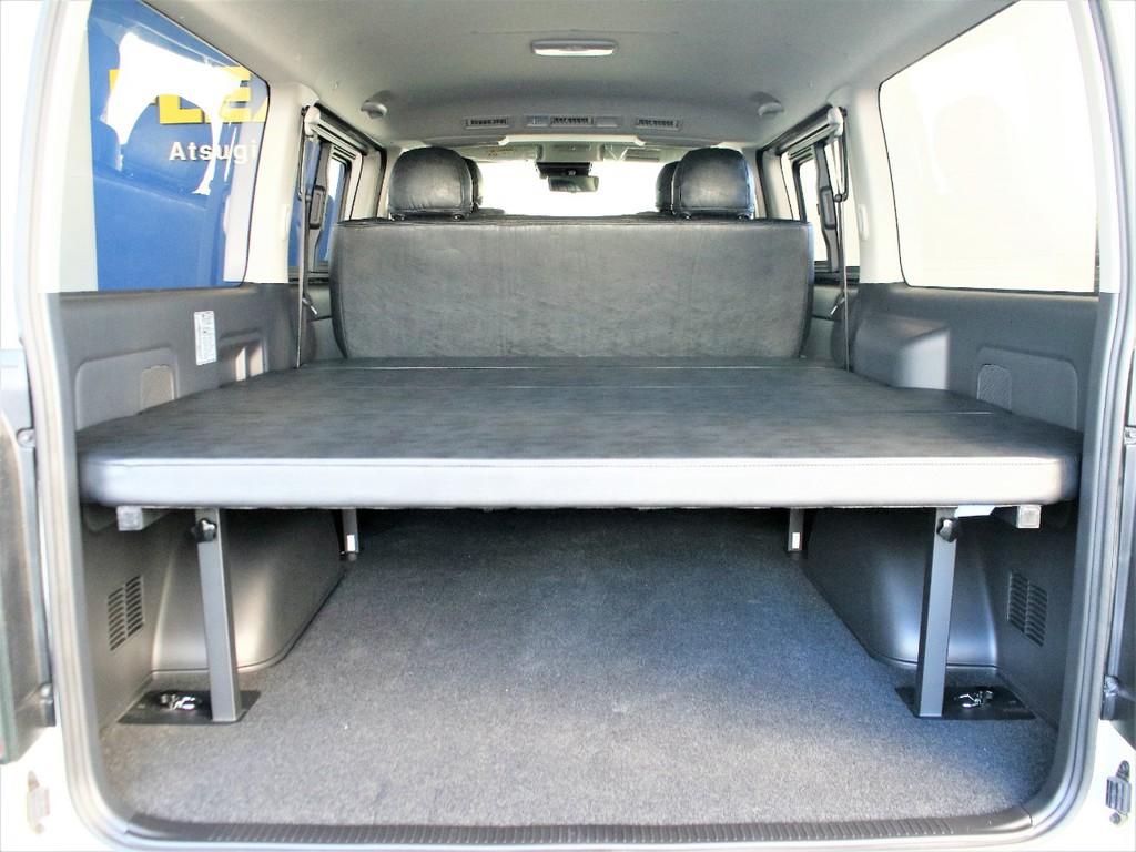 広大な荷室スペースにはフレックスオリジナルのベッドキットタイプ２が装備されておりますので、車中泊にも大変役立つ内装となっております。