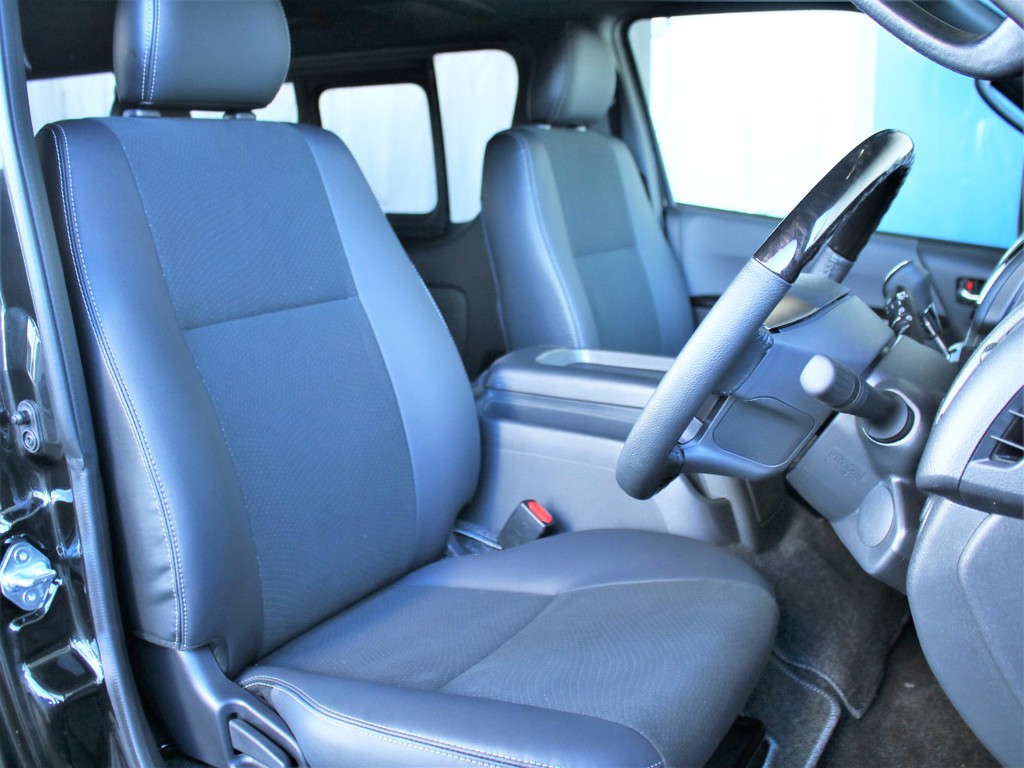 ダークプライム標準装備のハーフレザーシートです。