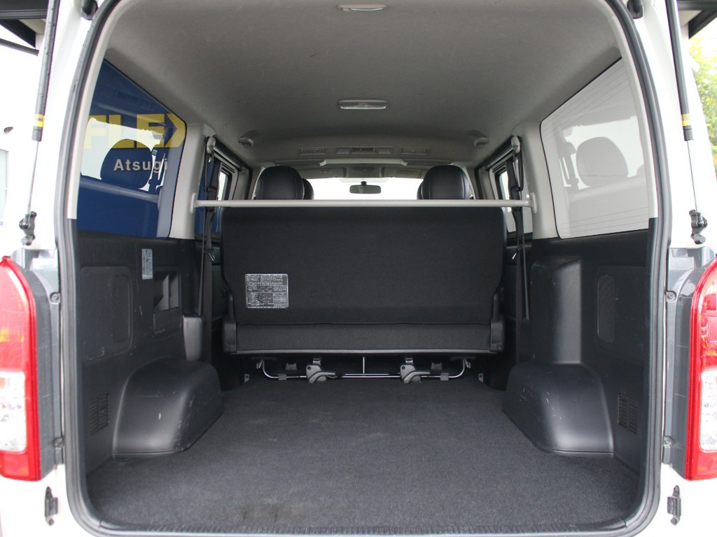 ハイエースバンならではの広大な荷室スペースとなっております！