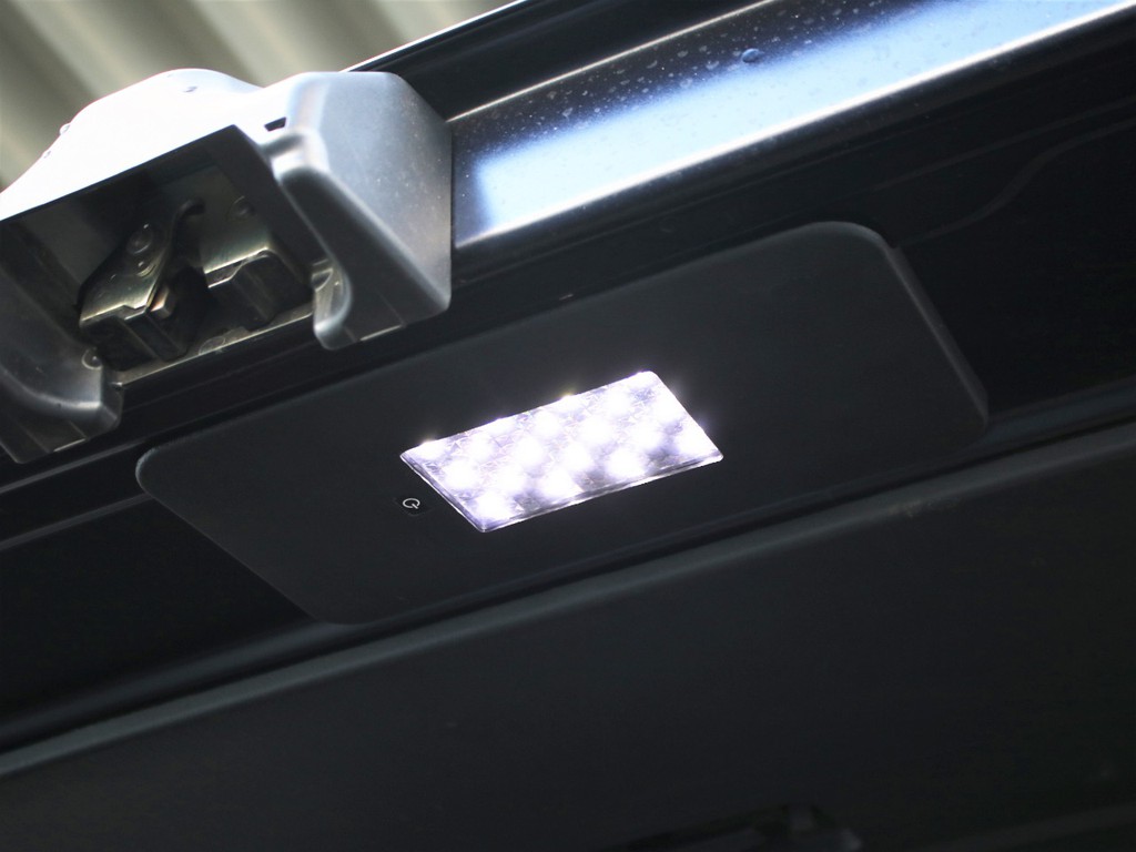 リアゲートには、LEDライトが搭載されておりますので、夜でも荷物の出し入れがスムーズに行えます。