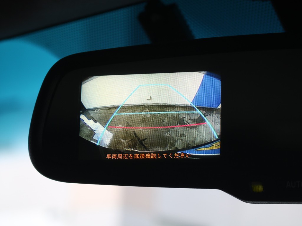 メーカーオプションの自動防眩ミラー搭載されておりますので、駐車の際も、楽に駐車可能です！