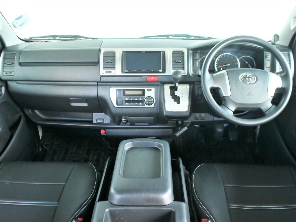 ナビ、ETC装備済みとなっております！また４型の車両になりますので、オートエアコンも標準装備しております！