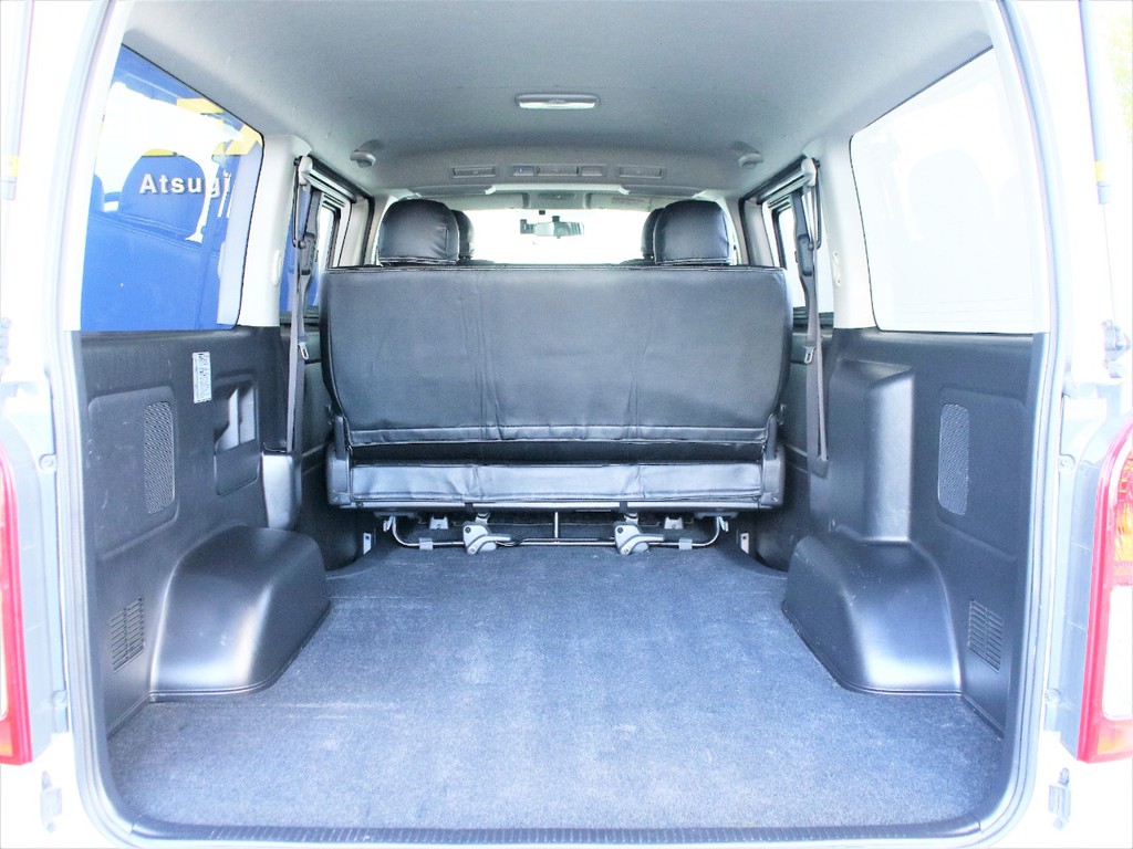 ハイエースバンならではの広大な荷室空間！荷物をたくさん積んでもスペースが取れるくらい広いです！
