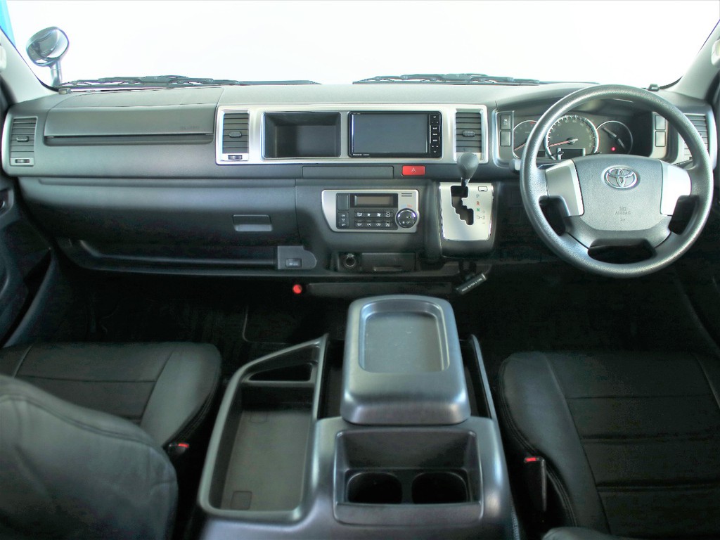 幅広いワイドならではの運転席周りです。インパネ周りの電装系のカスタムも承っております。