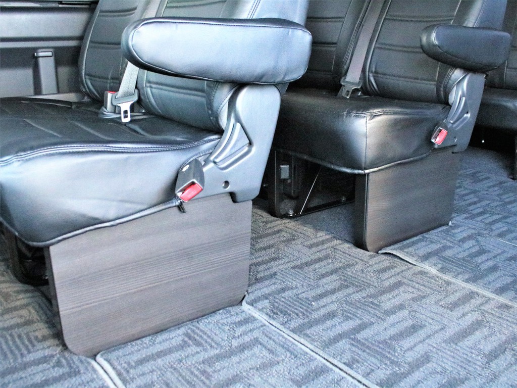 ２、３列目のシートにはサイドフットパネルを装備しております！高級感の出るおススメアイテムです！