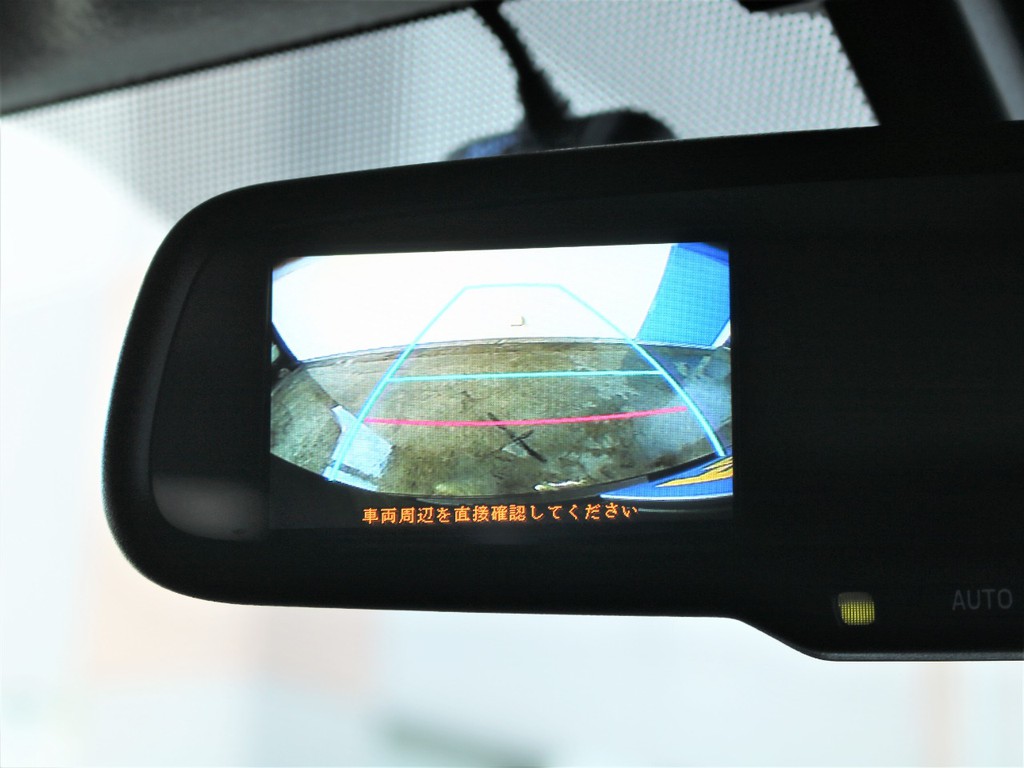 メーカーオプションの自動防眩ミラー搭載しております。駐車時の安全もばっちりです。
