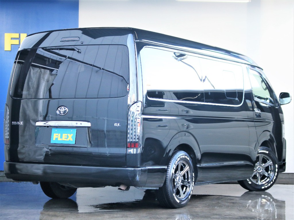 後ろ姿もブラックならではの、重厚感がございます。