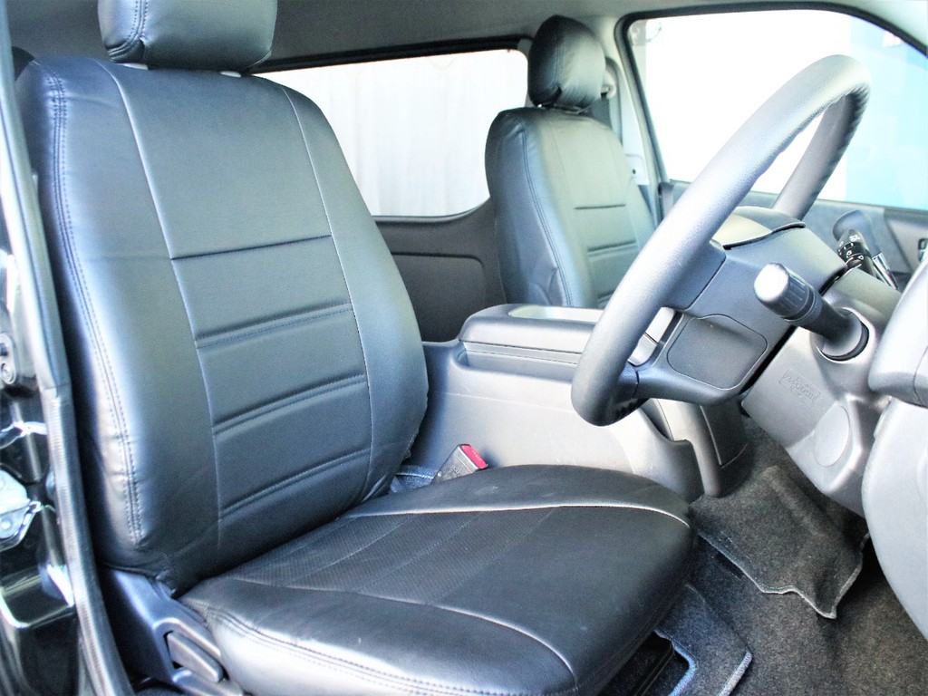 新品のフレックスオリジナルシートカバーを装備しておりますので、車内の高級感もアップさせております。