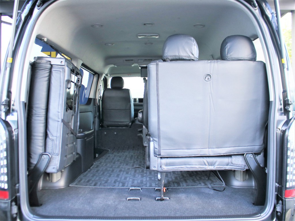 片側のみの格納で、幅広い荷室スペースに早変わり。