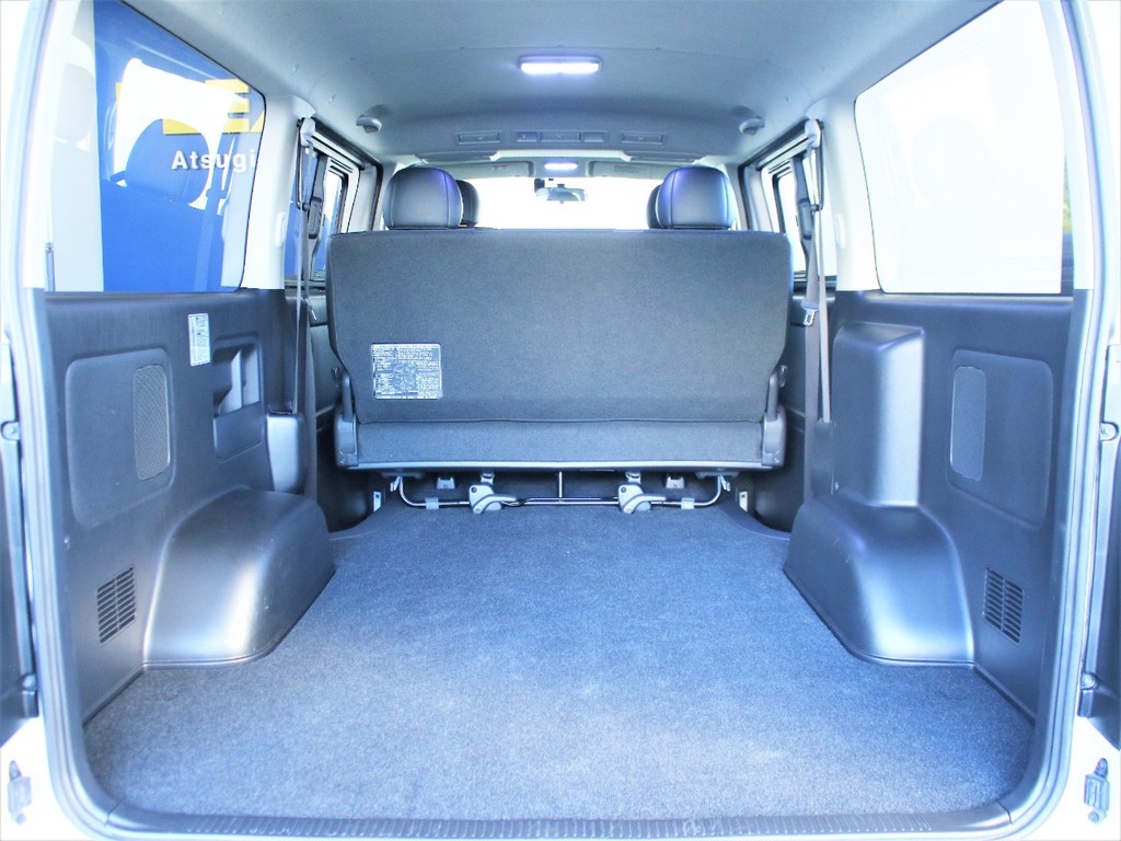 バンならではの荷室空間となっております！お仕事でもアウトドアでも十分荷物が積み込めます！