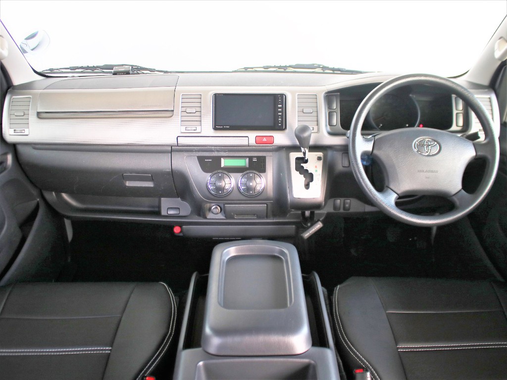 便利なオートエアコン搭載の車両です。