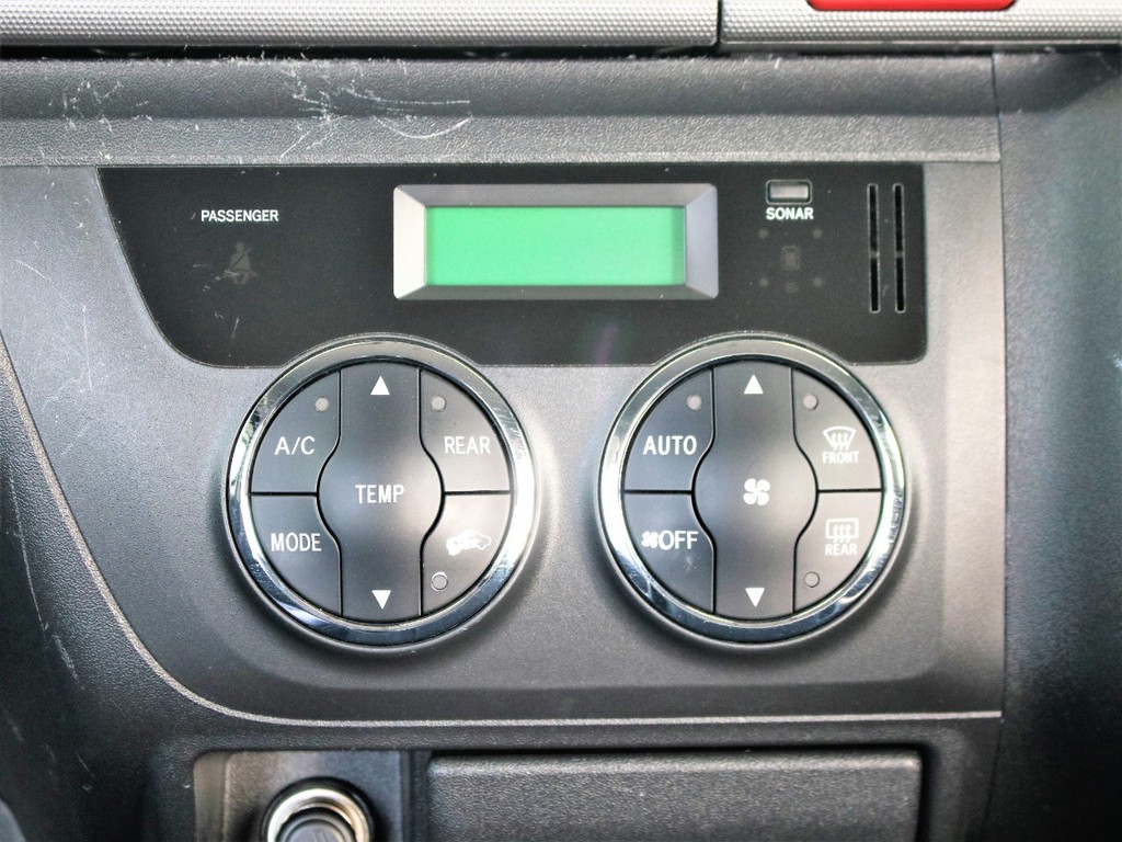 オートエアコン搭載ですので、車内温度の管理もしやすくなっております。