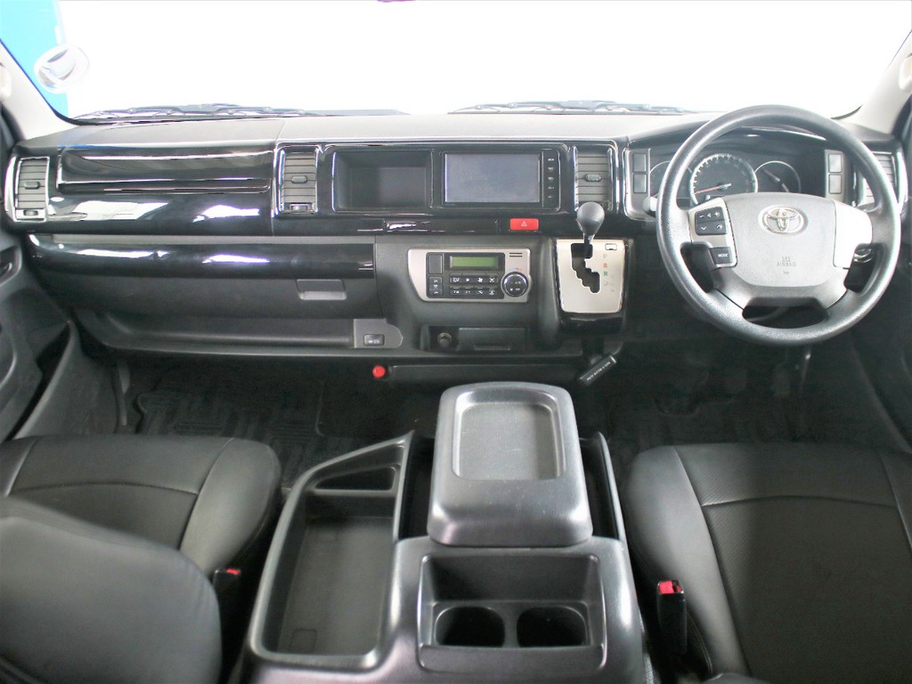 幅広いワイドならではの運転席周りです。インテリアパネル装着済みです！