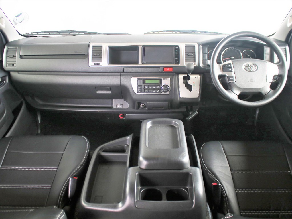 幅広いワイドならではの運転席周りです。インパネ周りの電装系のカスタムも承っております。