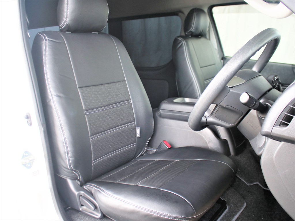 新品のフレックスオリジナルシートカバーを装備しておりますので、車内の高級感もアップさせております。