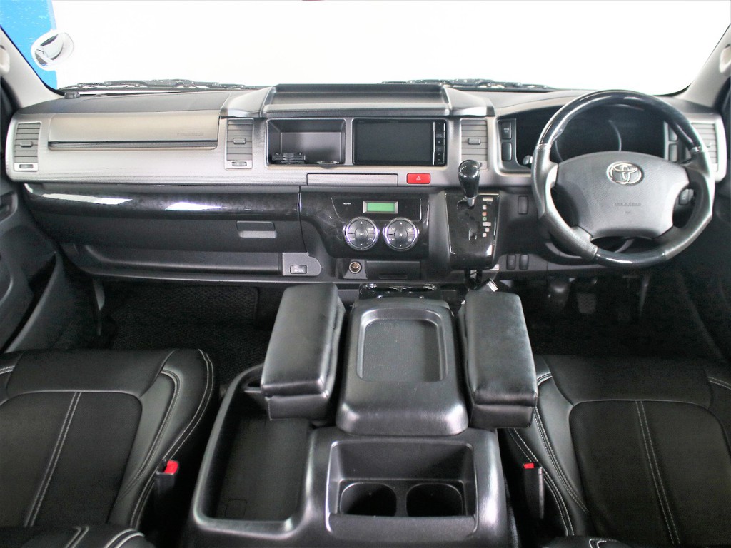 黒木目調のステアリングなどが装備されたインパネ周り。