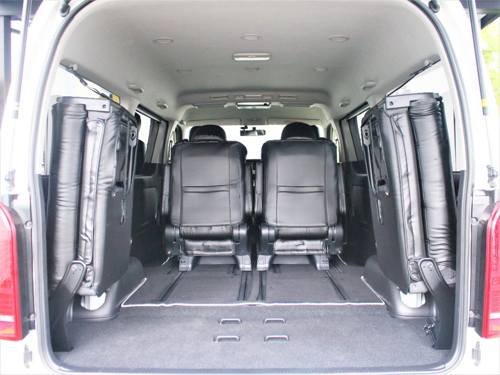 4列目シートは跳ね上げて格納することも可能ですので、ゴルフバッグなどのお荷物も、積載可能です。
