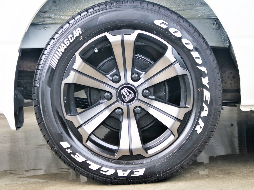 フレックスオリジナルのバルベログランデ17インチアルミホイールが装備されております。