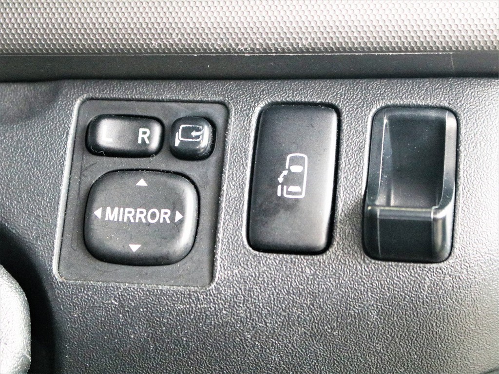 片側のパワースライドドアが搭載されておりますので、乗り降り楽々です。