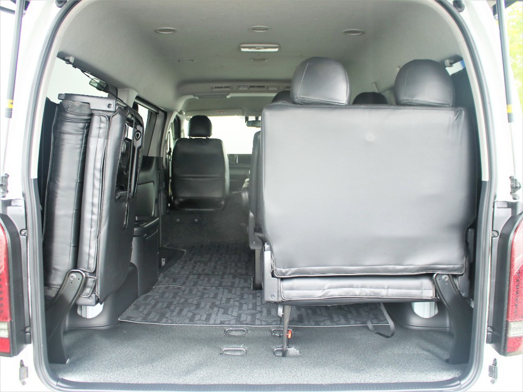 片側跳ね上げることによってボードなど乗せれるような荷室を確保することが可能となっております！