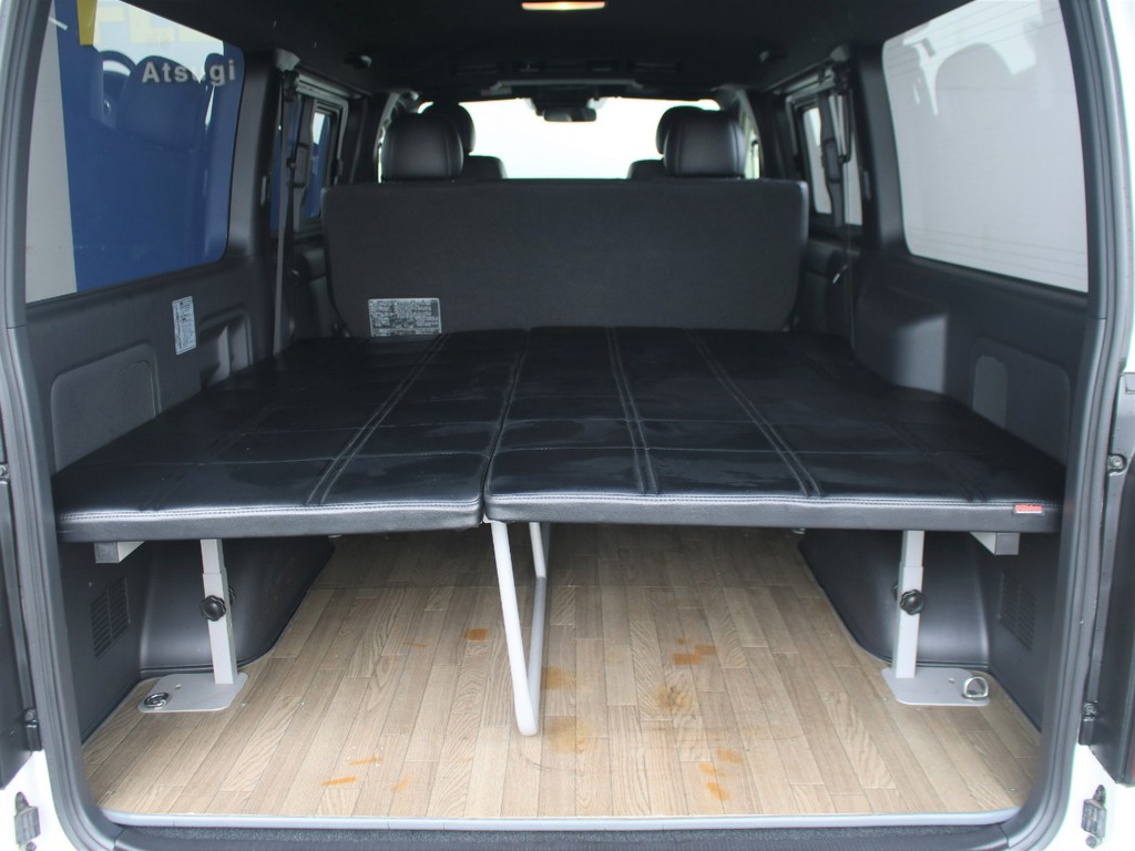 右側跳ね上げ式ベットキットを装備しております！車中泊も楽しんで頂ける一台です！