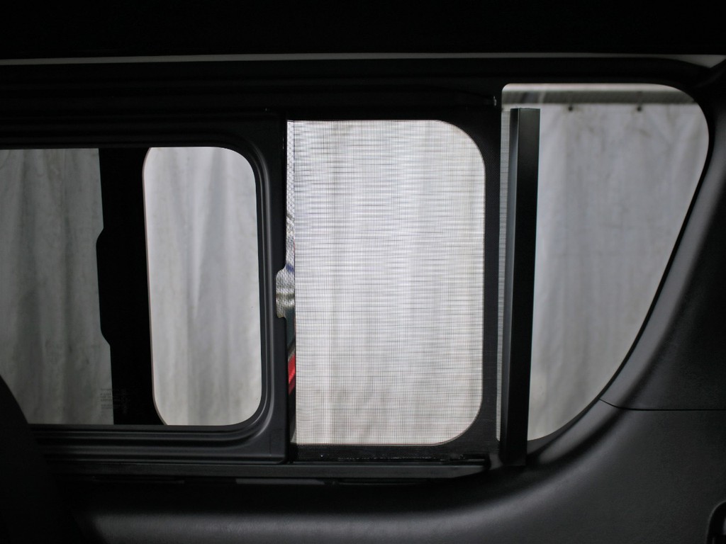 ２列目小窓部分には車中泊にうれしい網戸がついております！