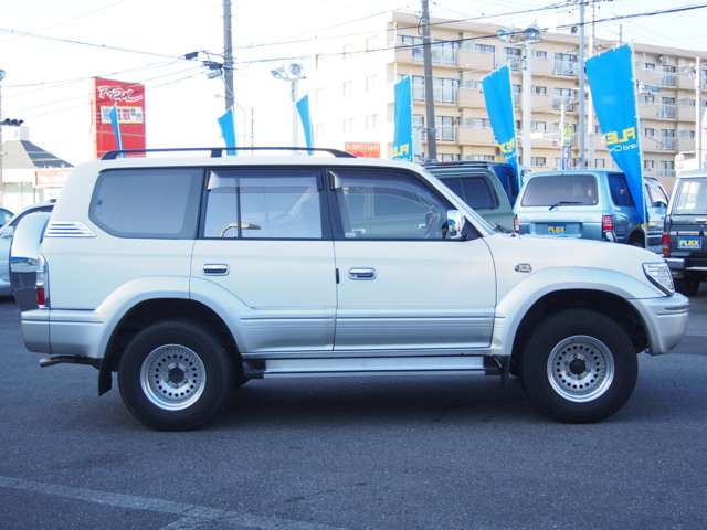 茨城県つくば市にランクル専門の新車・中古車の展示場を展開！人気のグレード・年式をその場で見比べられます♪店頭に並んでいない在庫もご用意できますので、皆様のご来場、お問合せを心よりお待ちしております☆