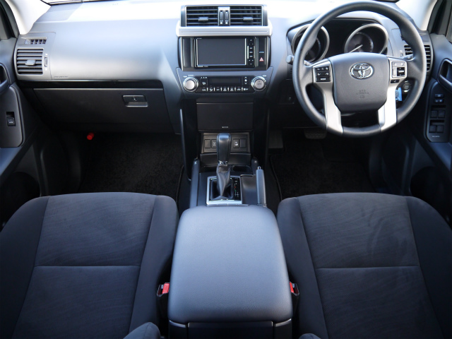 厳選の中古車は内外装は専門クリーニングスタッフにより抗菌クリーニング済みでとてもキレイです♪フレックスは水曜日定休、ＡＭ１０時～ＰＭ８時まで営業！さらにお買い得なフェアも開催中です！